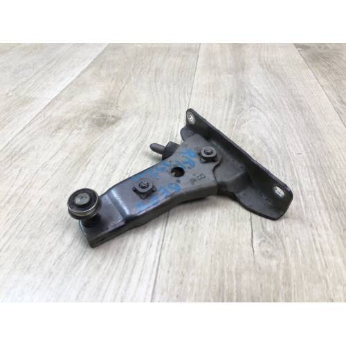 Ролик зсувних дверей верхній прав. TOYOTA SIENNA 11-16