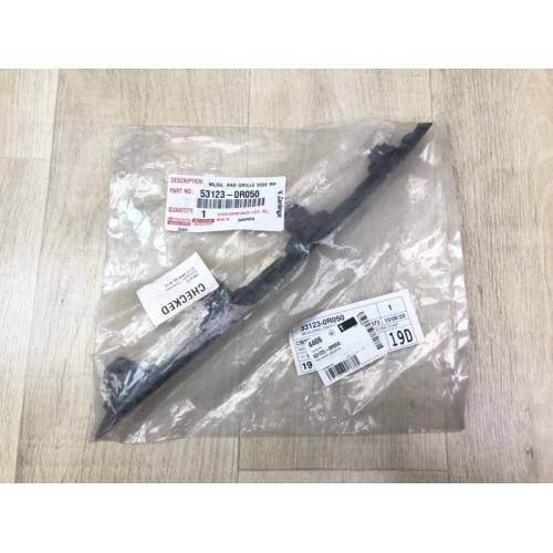 молдинг бампера передн. прав. TOYOTA RAV4 18-