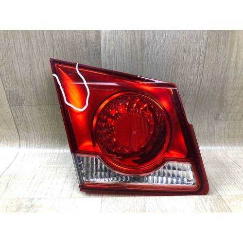 Фонарь внутренний лев. CHEVROLET CRUZE 08-15