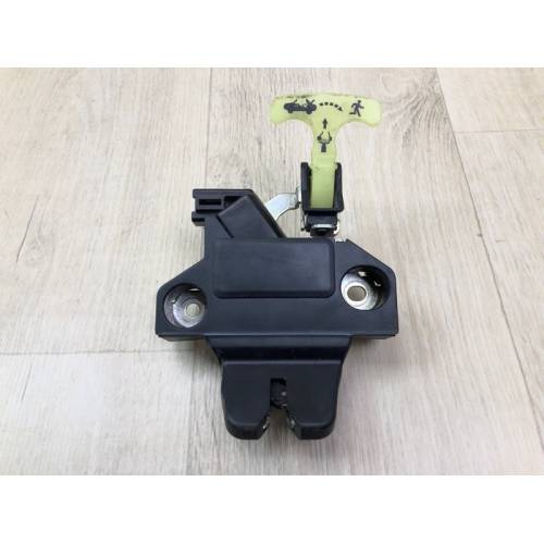 Замок кришки багажника TOYOTA COROLLA 150 06-13