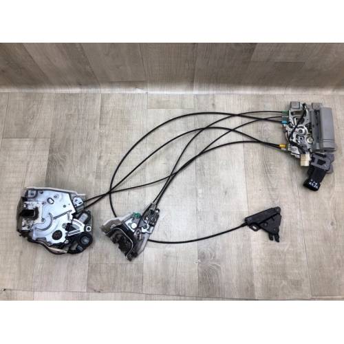 Замок двери задн. лев. TOYOTA SIENNA 11-16