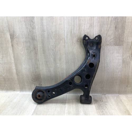 Рычаг передней подвески нижний прав. TOYOTA PRIUS 16-