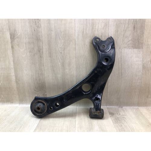 Рычаг передней подвески нижний лев. TOYOTA PRIUS 16-